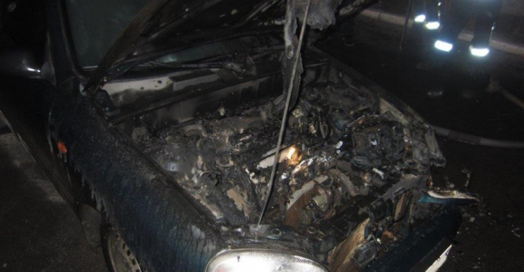 В центре Мариуполя горел автомобиль (ФОТО)