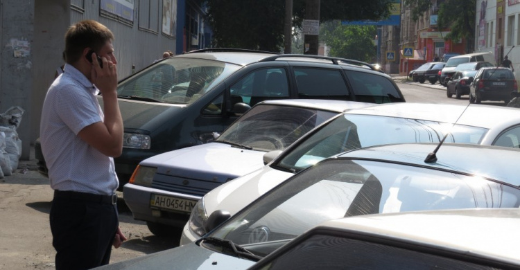 В центре Мариуполя за счет предпринимателей строят новую парковку (ФОТО)