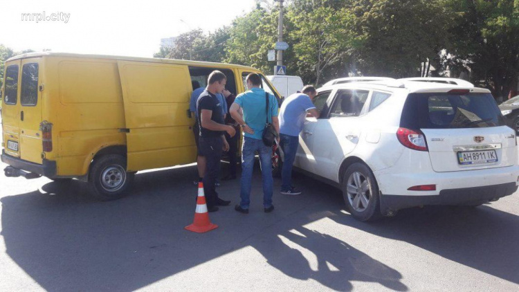 В Мариуполе иномарка «влетела» в микроавтобус: есть пострадавший (ФОТО)