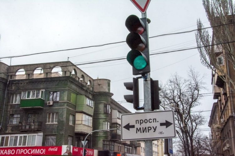 Светофоры Мариуполя заменят на «умные»: первый уже появился в центре города (ФОТО)