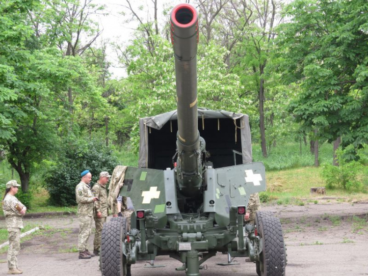 В мариупольском парке появились боевые машины и тяжелая артиллерия (ФОТО+ВИДЕО)