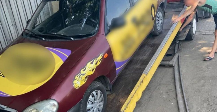 В Мариуполе эвакуировали неправильно припаркованный автомобиль