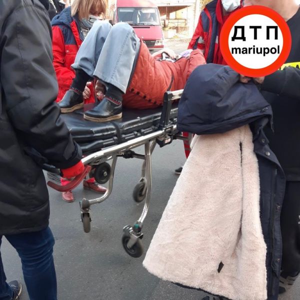 Женщина попала под колеса мотоцикла на пешеходном переходе в Мариуполе