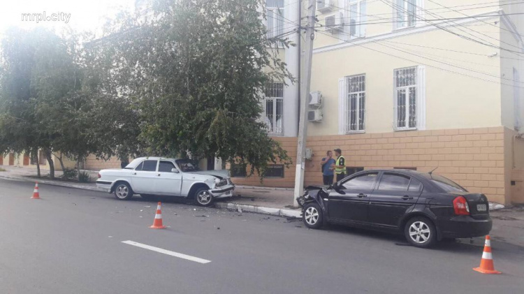 В центре Мариуполя «лоб в лоб» столкнулись автомобили: есть пострадавшие (ФОТО)