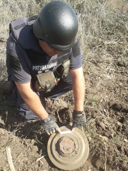 В селе на Донетчине нашли противопехотную мину (ФОТО)