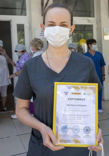 Фонд Рината Ахметова передал в Мариуполь еще два аппарата ИВЛ и одежду для медиков