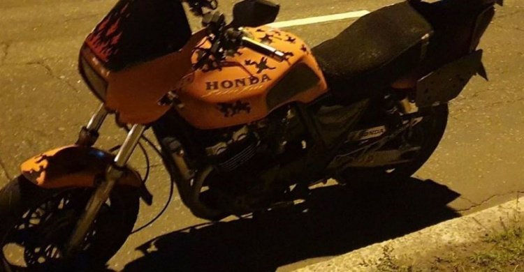 В Мариуполе авария с мотоциклистом: мужчина в больнице с подозрением на перелом ребер
