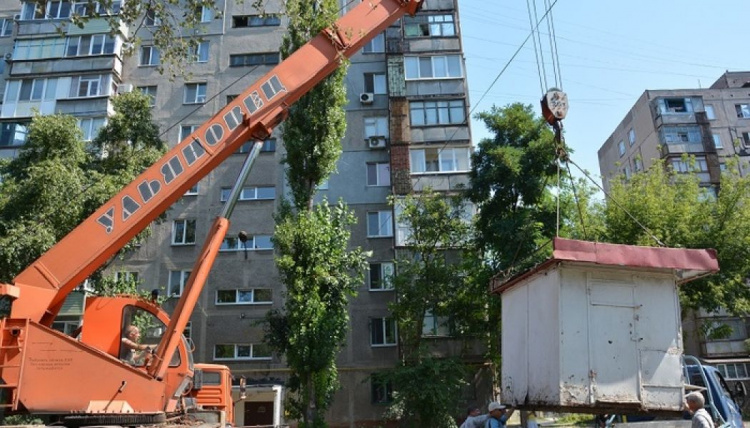 Двор многоэтажки в Мариуполе очистили от заброшенного киоска (ФОТО)