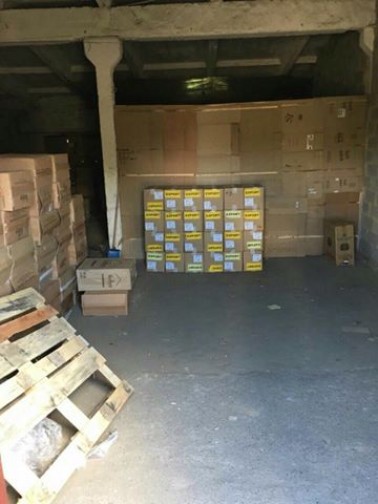 В Донецкой области на подпольных складах обнаружены нелегальные кофе и сигареты (ФОТО)