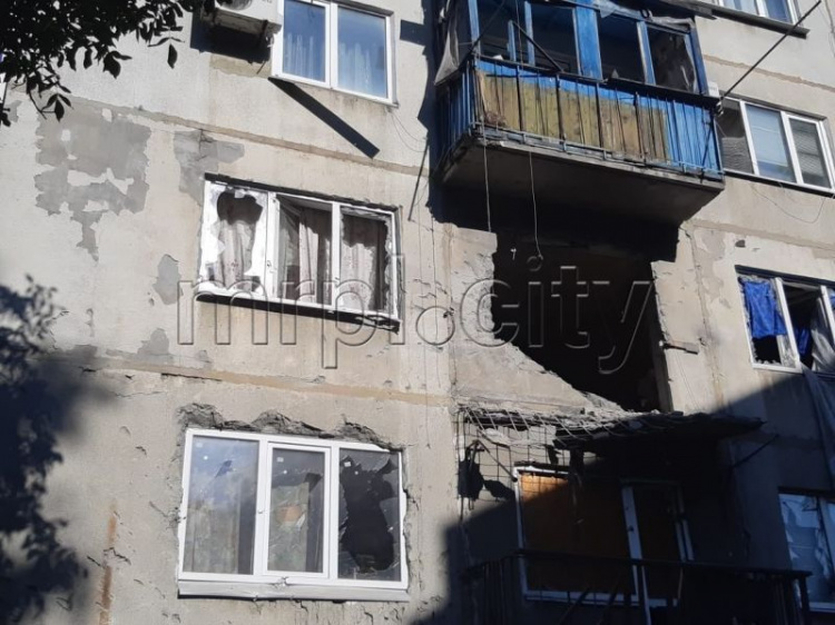 Обстрел Красногоровки: снаряд попал в квартиру, ранен местный житель
