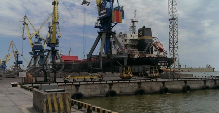 Из-за неспособности «Укрзализныци» мариупольские металлурги вынуждены доставлять сырье каботажными судами