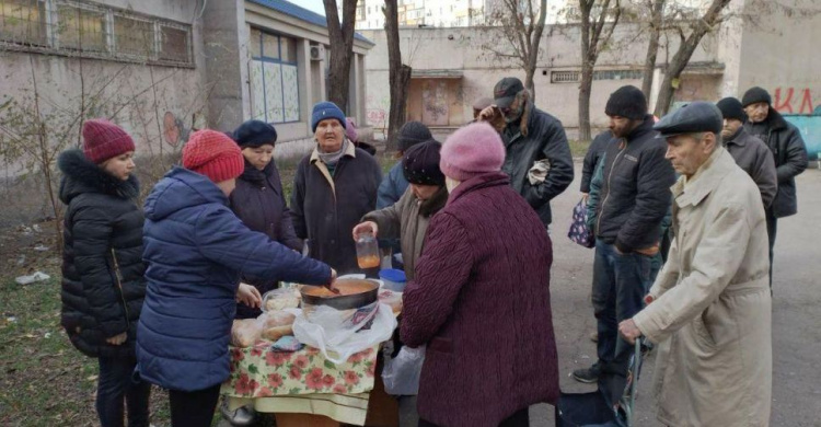 Накорми бездомного: мариупольцев просят помочь продуктами