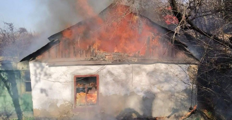 В Мариуполе из горящего дома вынесли мужчину (ФОТО)