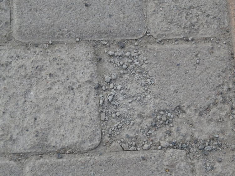 Мариуполь доказал, что демонтаж скандальной плитки с Греческой площади неизбежен (ФОТО)