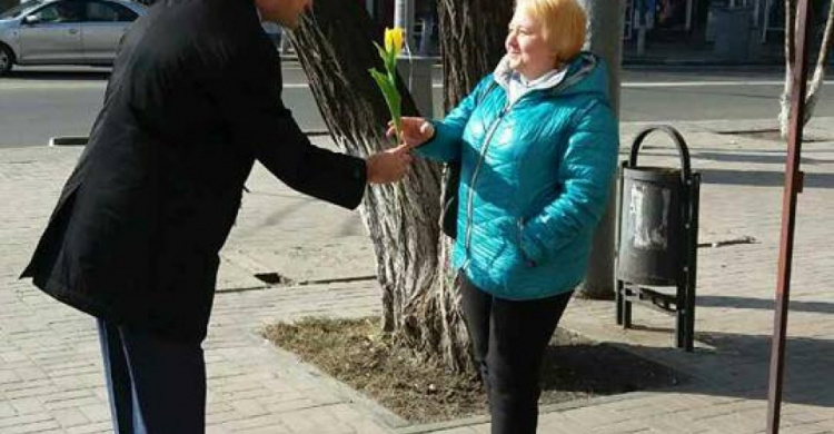 Вадим Бойченко в центре Мариуполя останавливает женщин и дарит им цветы (ФОТОФАКТ)