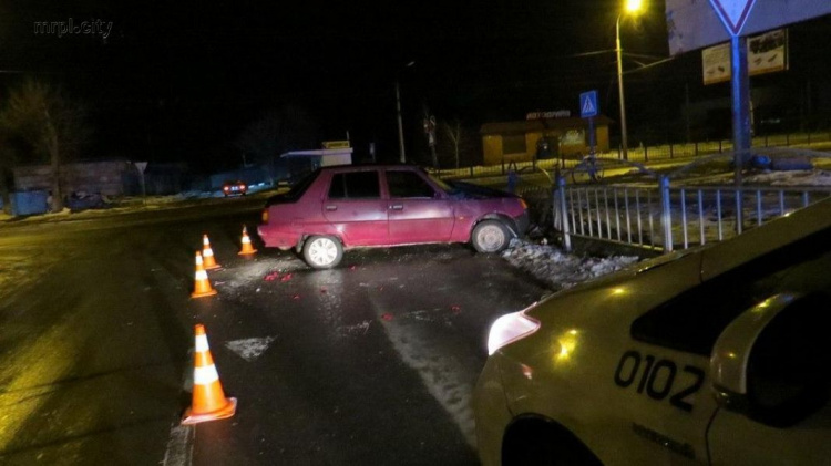 Пьяный и без прав: в Мариуполе водитель влетел в ограждение (ФОТО)