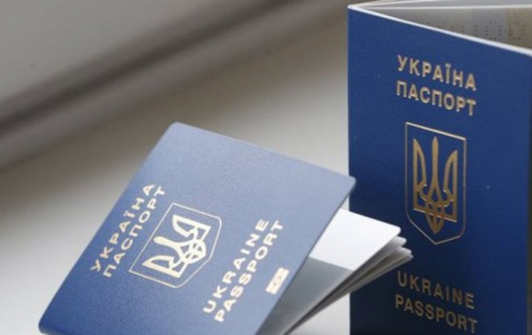Подростки-переселенцы из Донбасса получают украинский паспорт с «сюрпризом»