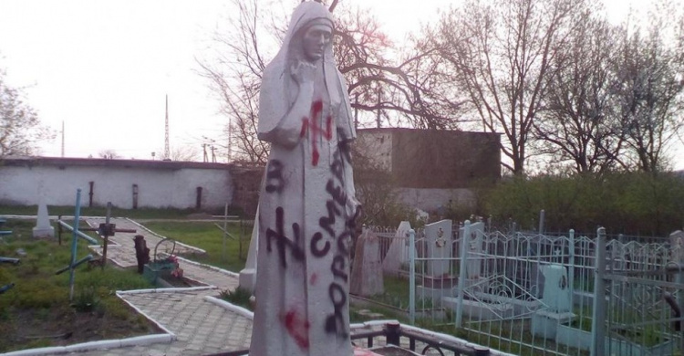 Вандалы бесчинствовали на кладбище Мариуполя (ФОТО)