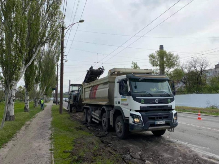 На Набережной в Мариуполе начался масштабный ремонт дороги (ФОТОФАКТ)