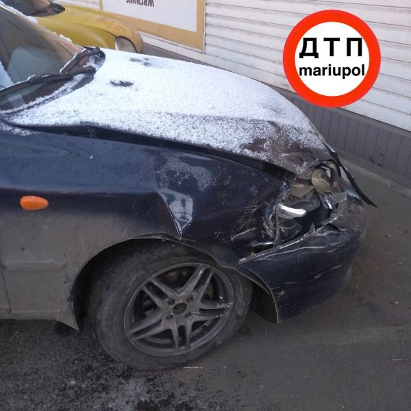 В Мариуполе пьяный водитель не поделил дорогу с припаркованным авто