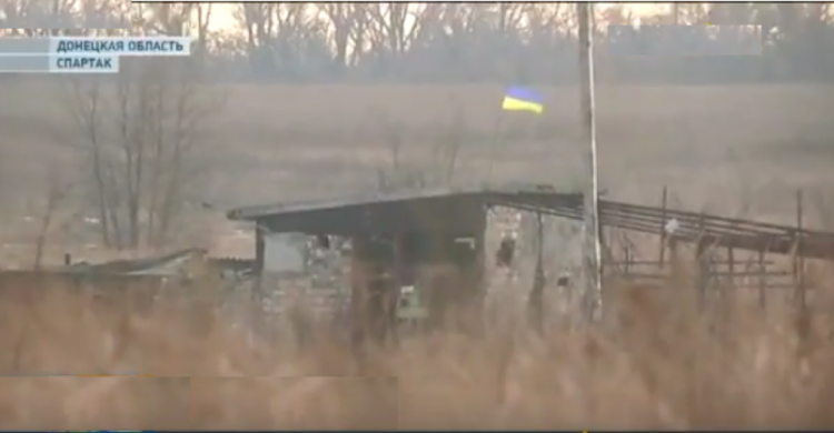 Вблизи донецкого аэропорта на позициях боевиков реет украинский флаг (ВИДЕО)