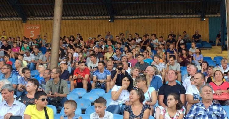 Болельщики ждут начало матча «Мариуполь» со сборной легенд украинского футбола (ФОТОФАКТ)