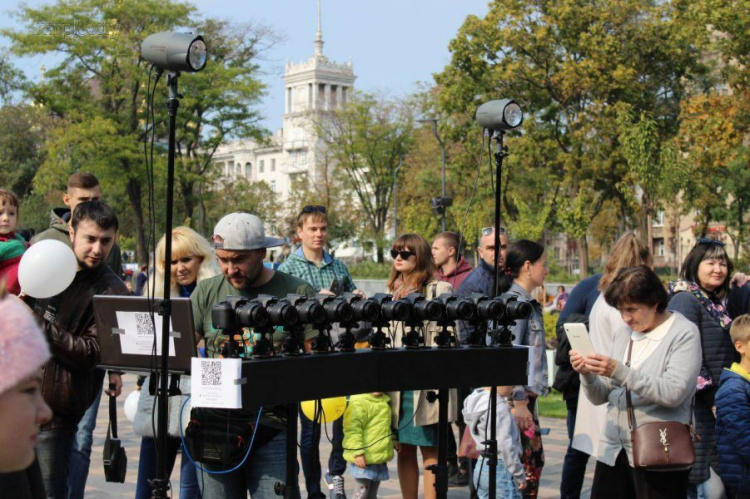 Аттракцион Кука, аниматоры и развлечения: в центре Мариуполя началось массовое гуляние (ФОТО+ВИДЕО)