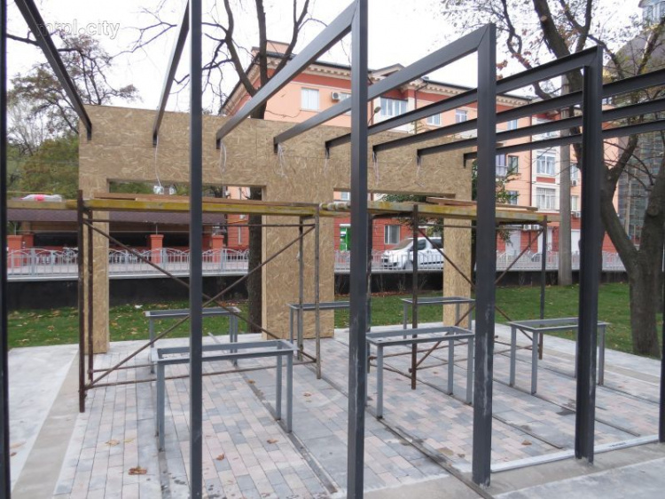 В центре Мариуполя срезали забетонированные лавки нового шахматного павильона (ФОТОФАКТ)