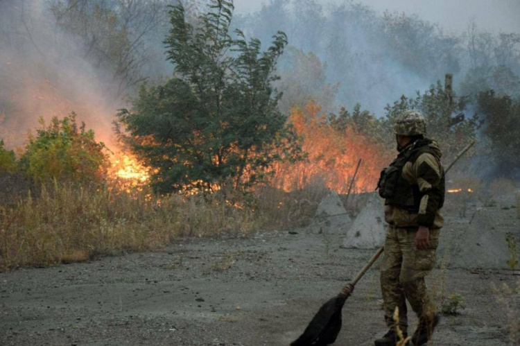 Донбасс в огне: сгорело 250 домов, эвакуировано порядка 1000 человек, закрыт КПВВ