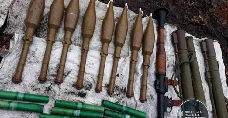 На Донетчине у дороги нашли шесть мешков с боеприпасами