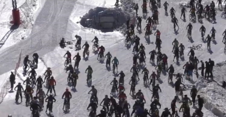Сотни велосипедистов упали с 