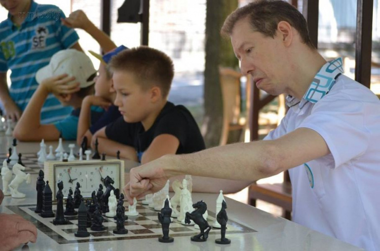В Городском саду Мариуполя появилась игровая зона для шахматистов (ФОТО)