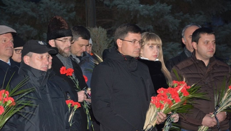 Мариупольцы минутой молчания почтили память жертв Голодомора (ФОТО)