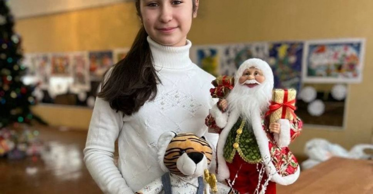 Школьники Мариуполя получили подарки за экоигрушки и письма Святому Николаю