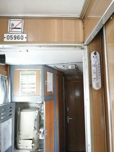 Пассажиры поезда Львов-Мариуполь «пекутся» в вагонах класса «люкс»: люди возмущены работой «Укрзализници»