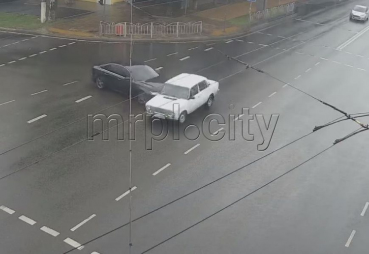 В центре Мариуполя автомобиль чуть не сбил пешеходов на «зебре»