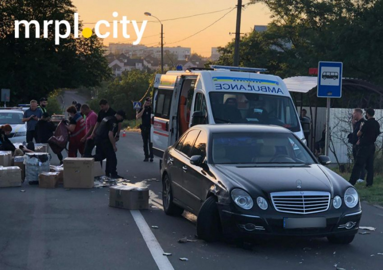 В Мариуполе «Мерседес» сбил девушек-полицейских во время изъятия крупной партии контрабандных сигарет