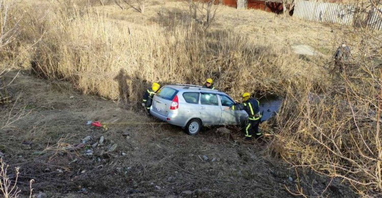 Авария на Заречной улице: в Мариуполе «Lada Priora» слетела с обрыва в реку