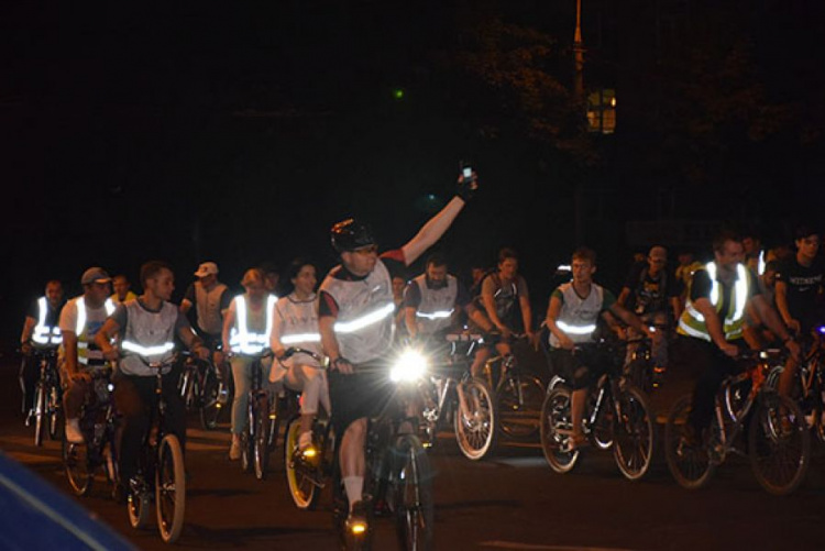 По ночному Мариуполю в сопровождении полицейских проехали велосипедисты (ФОТО)