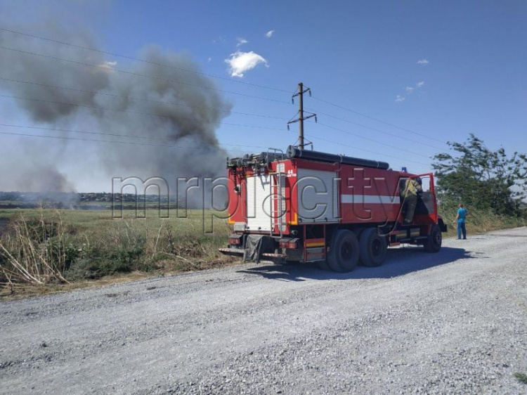 Пожарные борются с огнем и ветром: вблизи Мариуполя свирепствует масштабное пламя