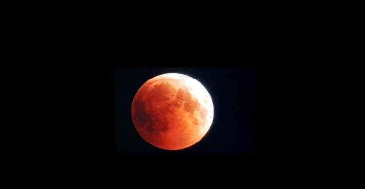 Мариупольцы массово наблюдали самое длинное лунное затмение столетия (ФОТО+ВИДЕО)