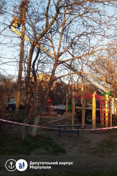 В Мариуполе над детской площадкой нависла угроза в виде электроопоры (ФОТО)