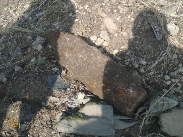 На мариупольском перекрестке нашли артиллерийский снаряд времен Второй мировой войны