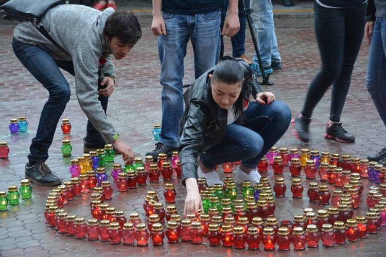 В Мариуполе в память о погибших во Второй мировой зажгли лампады (ФОТО)