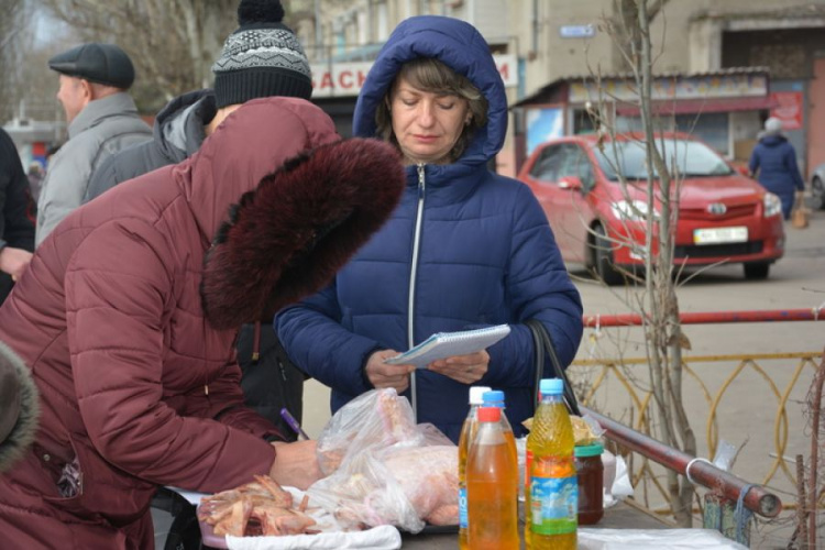 В Мариуполе около 30 проверок не смогли побороть уличную торговлю по улице Латышева (ФОТО)