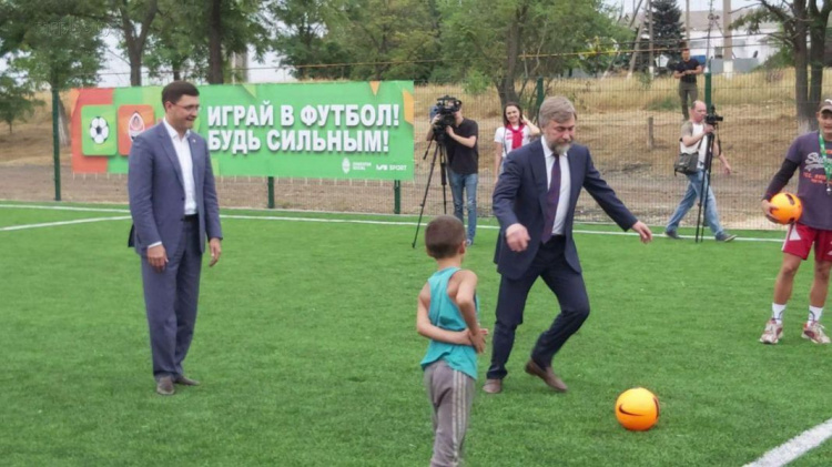 Нардеп Новинский и мэр Мариуполя сыграли в футбол на новом поле в Талаковке (ФОТО+ВИДЕО)