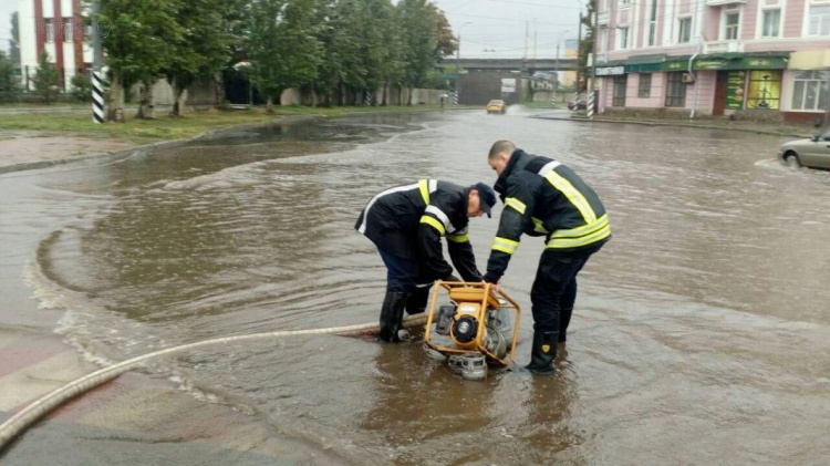 На Донетчине обильный дождь затопил улицы: спасатели откачивают воду (ФОТО)