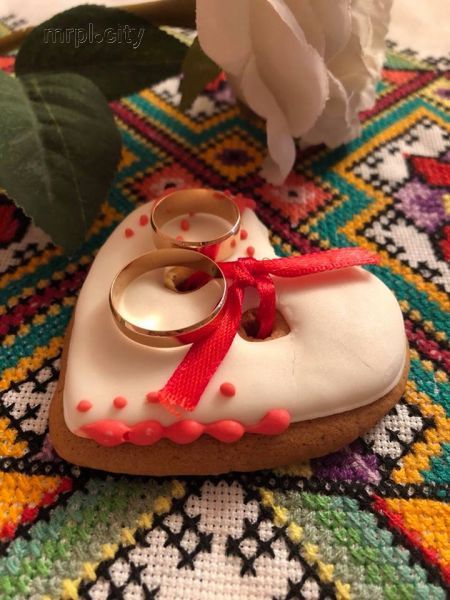 В Мариуполе флешмоб обручальных колец собрал 55 свадеб (ФОТО)