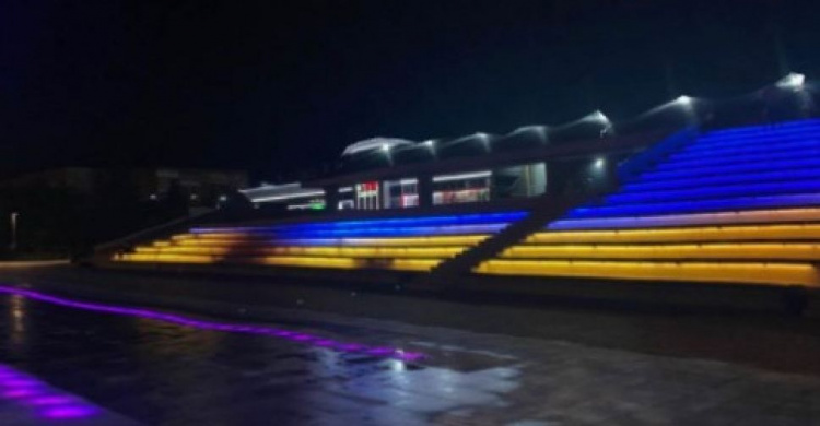 Мариуполь поздравил сборную  Украины с победой на Евро-2020: городская площадь стала сине-желтой