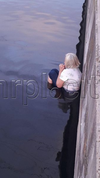 В Мариуполе женщина провела ночь в холодной реке